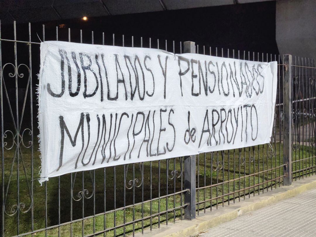 Vecinos reclamaron la entrega de viviendas frente a la Municipalidad de Arroyito