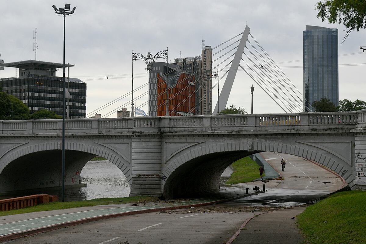 Saltó de un puente para escapar de la Policía: la dramática persecución en Córdoba