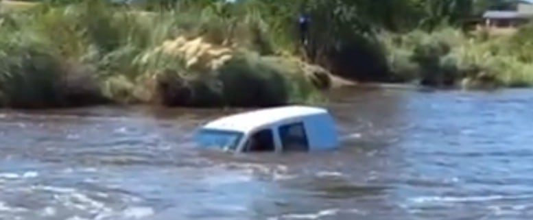 El vehículo fue arrastrado por la corriente.