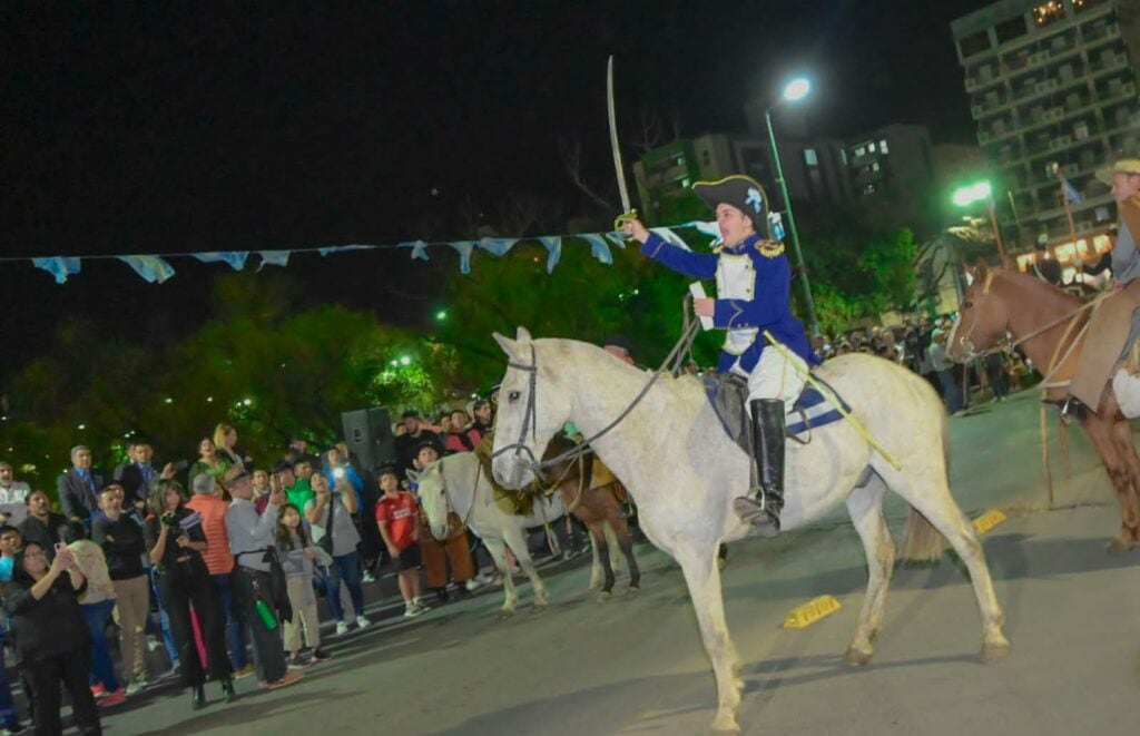 El público observa con respeto mientras las cámaras registran el momento en que los protagonistas de la marcha recrean la lectura del histórico bando del general Belgrano.