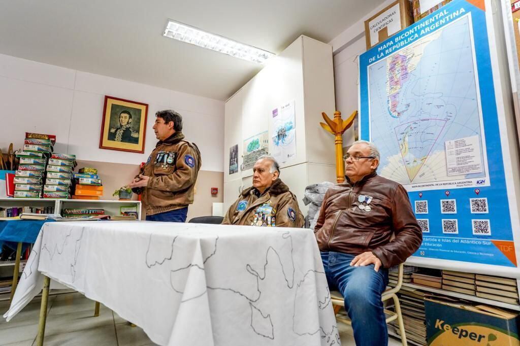 Daniel Arias contó que “a pedido de la profesora, Viviana Romero fuimos invitados junto al presidente del Centro de Excombatientes, Conrado Zamora y nuestro compañero, Martín Romero para narrar frente a los jóvenes estudiantes, algunas de nuestras historias durante el conflicto".