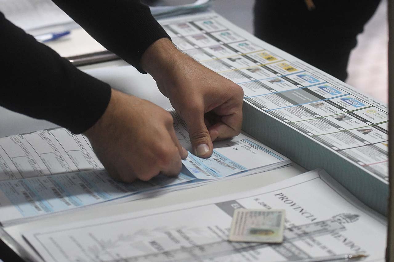 Elecciones PASO en 7 departamentos de la provincia de Mendoza.
En la escuela Celina Álvarez del departamento de Maipú, los ciudadanos ingresan a votar sin problemas, estrenando el sistema de boleta única de papel para elegir a sus candidatos

Foto:José Gutierrez / Los Andes 