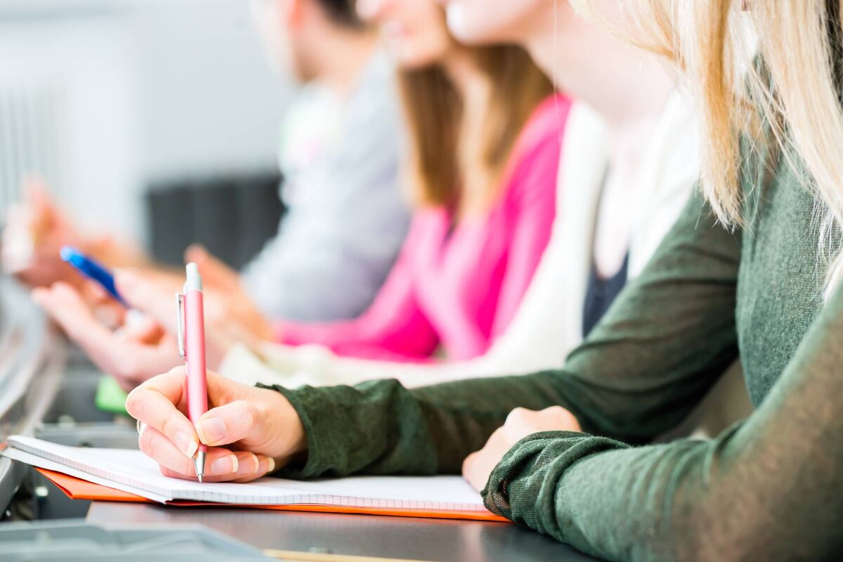 Las 5 carreras que la Inteligencia Artificial no logrará reemplazar: qué estudiar para asegurar tu futuro profesional