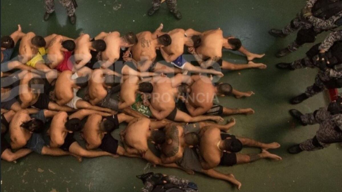 Santa Fe publicó fotos “estilo Bukele” de presos del penal de Piñero y envió un mensaje a las mafias