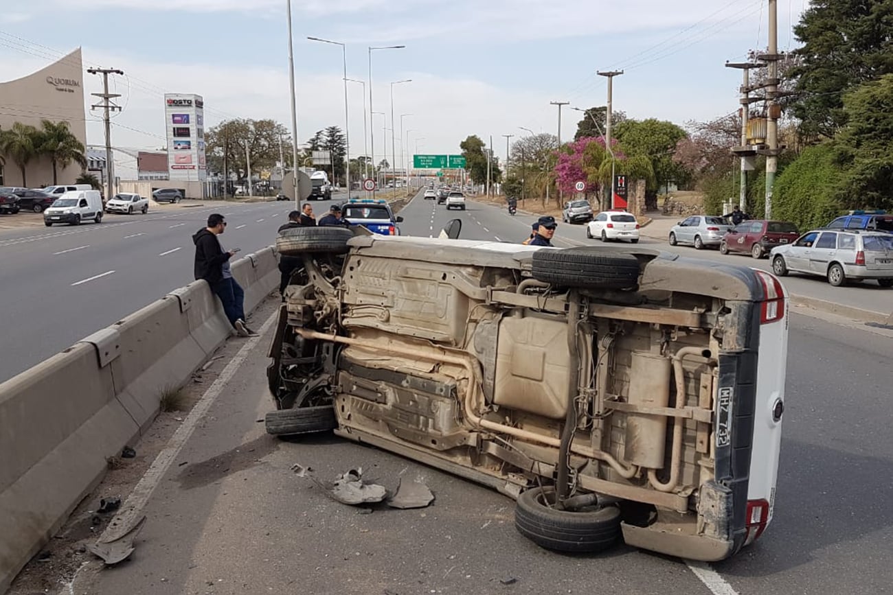 Vuelco de una camioneta sobre avenida La Voz del Interior, a la altura de avenida Japón, en Córdoba. (José Gabriel Hernández / La Voz)