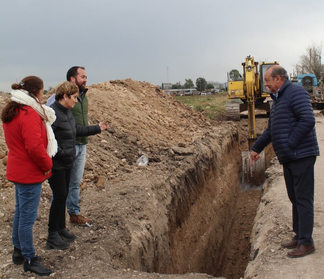 El intendente Carlos Sánchez recorrió el predio donde se construyen 120 viviendas