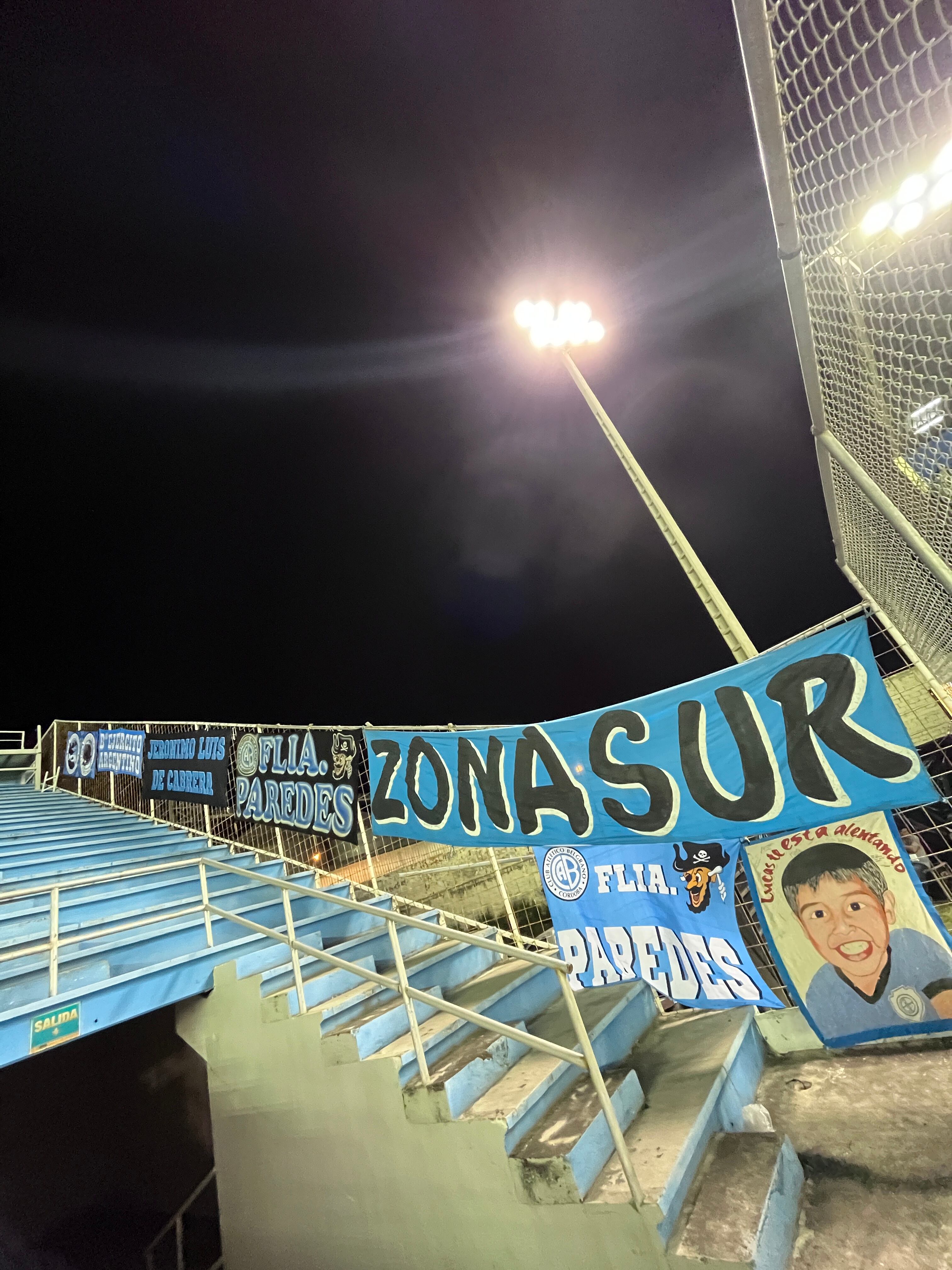 Hinchas y banderas de Belgrano, para apoyar al Pirata en Ecuador ante Delfín. (Prensa Belgrano)