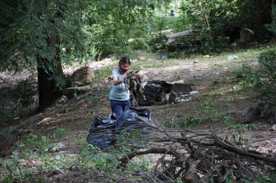 Una vecina de la zona en plena limpieza este sábado en un sector de Carlos Paz.