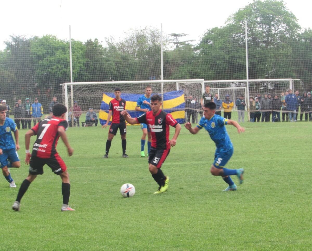 Piñas y patadas voladoras: violento final en el clásico entre Rosario Central y Newell’s por la Liga Rosarina