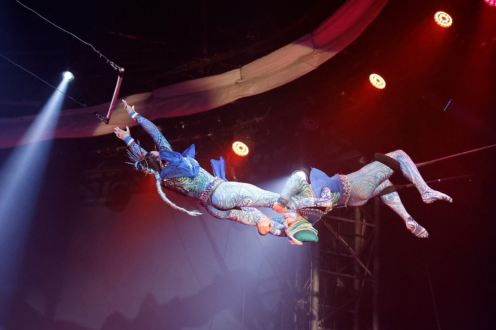 Las acrobacias aéreas obligan a levantar la mirada a la parte superior de la carpa.