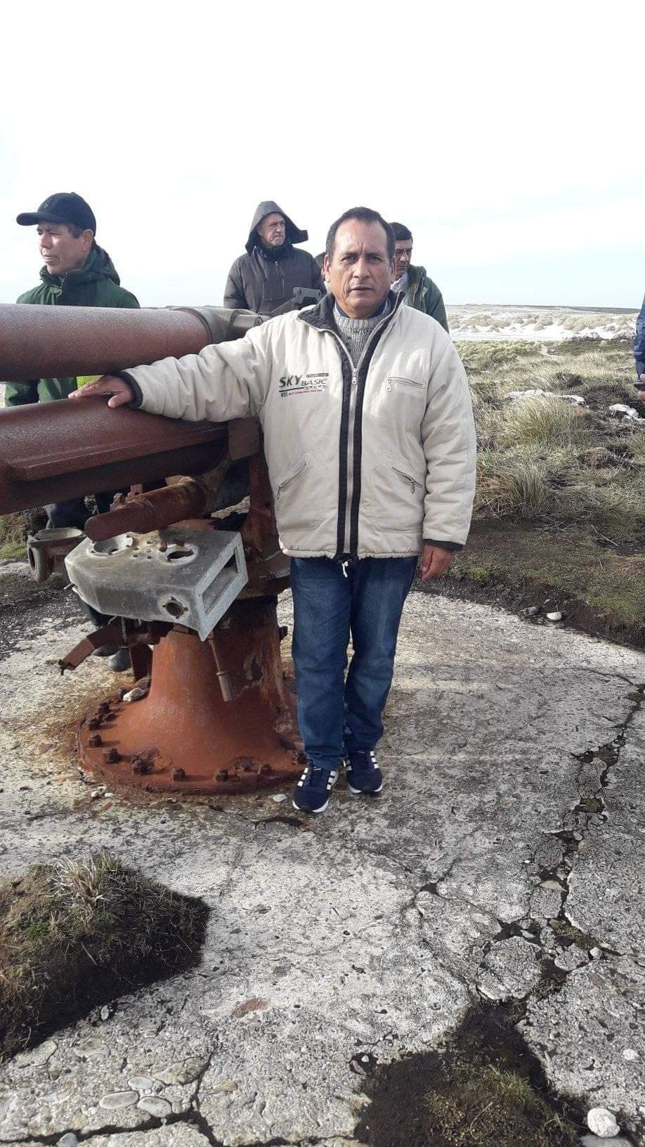 En Malvinas junto a sus camaradas, recorriendo las posiciones que ocupó el Ejército Argentino durante el conflicto.