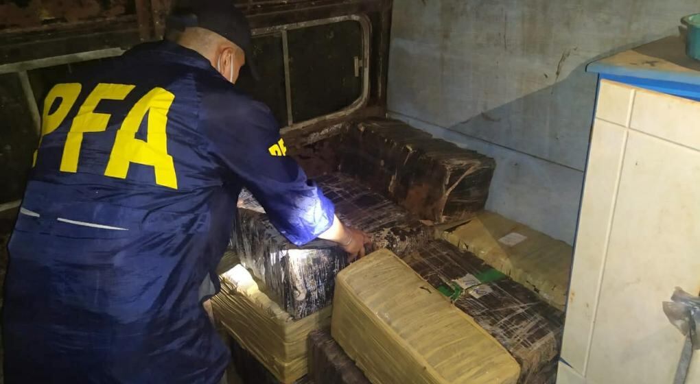 Incautaron más de 1200 dosis de marihuana.