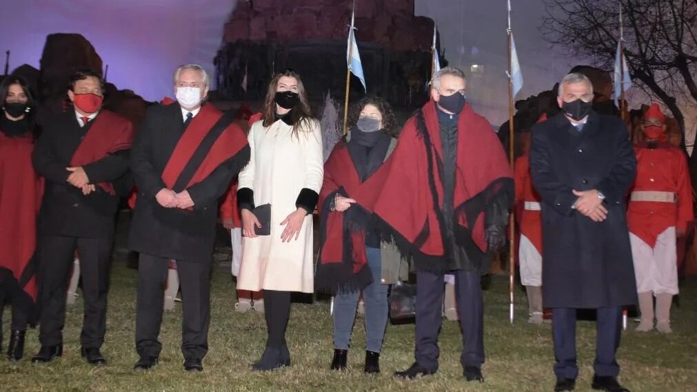 El gobernador Morales (derecha) acompañó al presidente Fernández y al gobernador Sáenz en el homenaje a Güemes, el jueves.