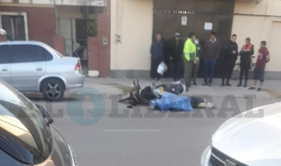 Choque y muerte de un canillita arrollado por un camión en el centro de Santiago del Estero.