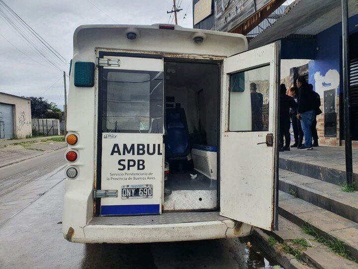 Delincuentes interceptaron una ambulancia del Servicio Penitenciario Bonaerense y liberaron a los tiros a un preso.