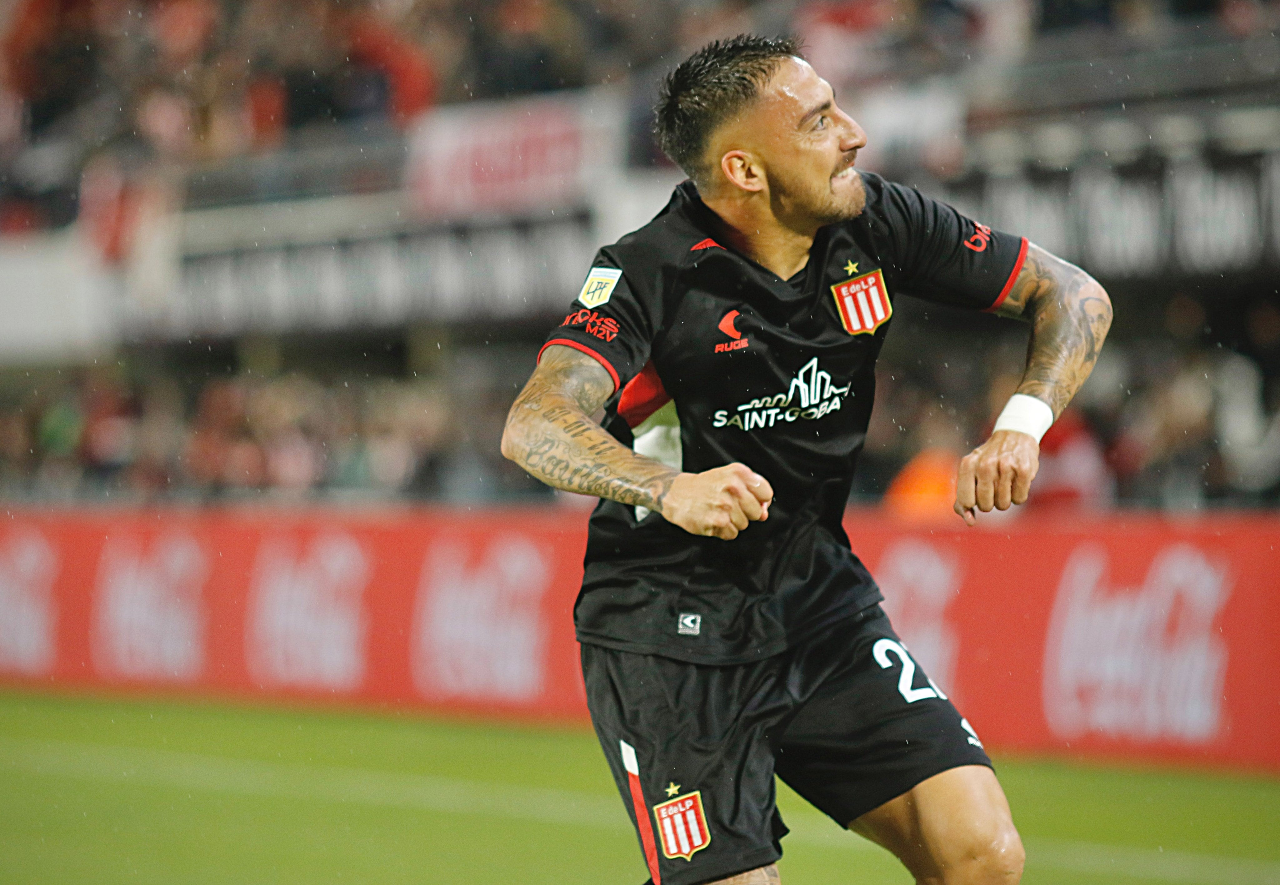 Javier Correa celebra su gol ante Boca para el triunfo de Estudiantes. (Fotobaires).