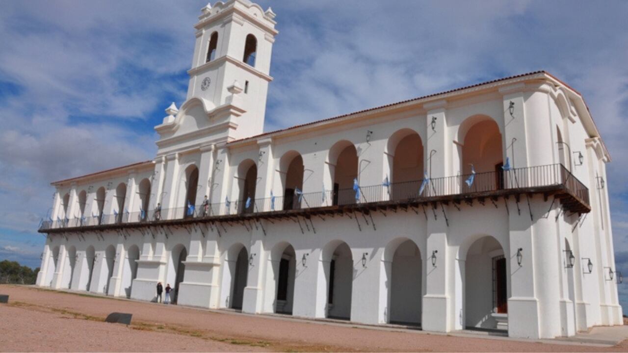 El Parque Patrio ofrece la visita a una réplica de la Casa de Tucumán y el Cabildo