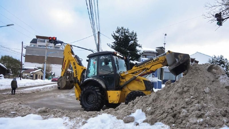 En virtud de las tareas de limpieza de nieve, personal de Atención al Vecino y de Participación Comunitaria mantienen un diálogo permanente con los vecinos.