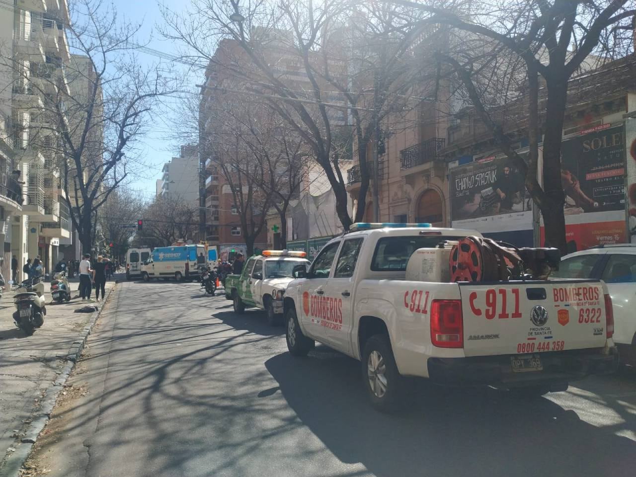 La policía trabajó con bomberos y personal municipal en el operativo.