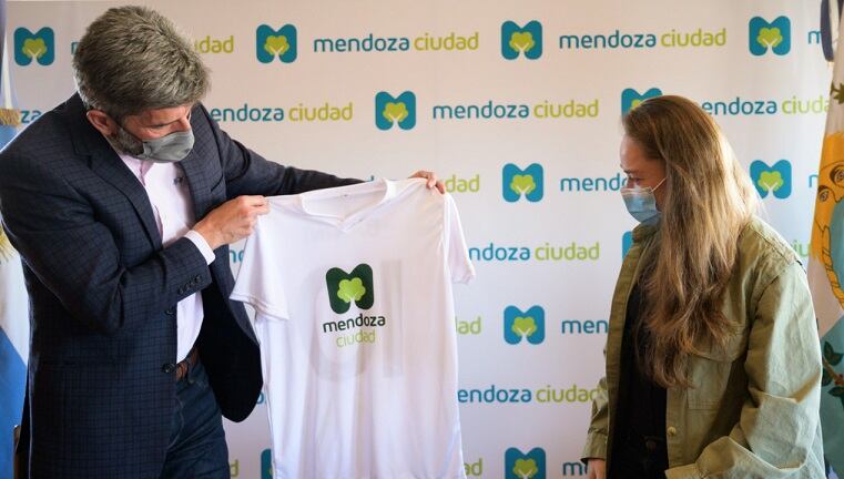 El intendente Ulpiano Suarez le entregó una camiseta de la Ciudad con el número 10 y su apellido (Banini) en la espalda.