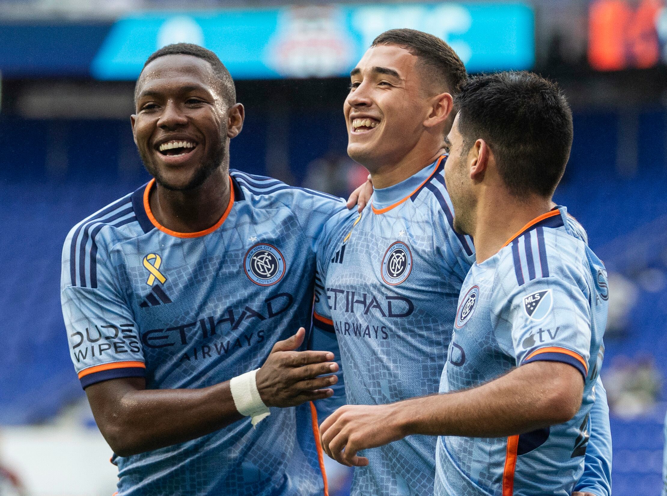 El argentino Julián Fernández del New York City FC celebra junto a Andrés Perea (izquierda) tras marcar un gol ante el Toronto FC, durante el partido de la MLS en el Red Bull Arena. Domingo 24 de septiembre de 2023. (AP Foto/Andres Kudacki)