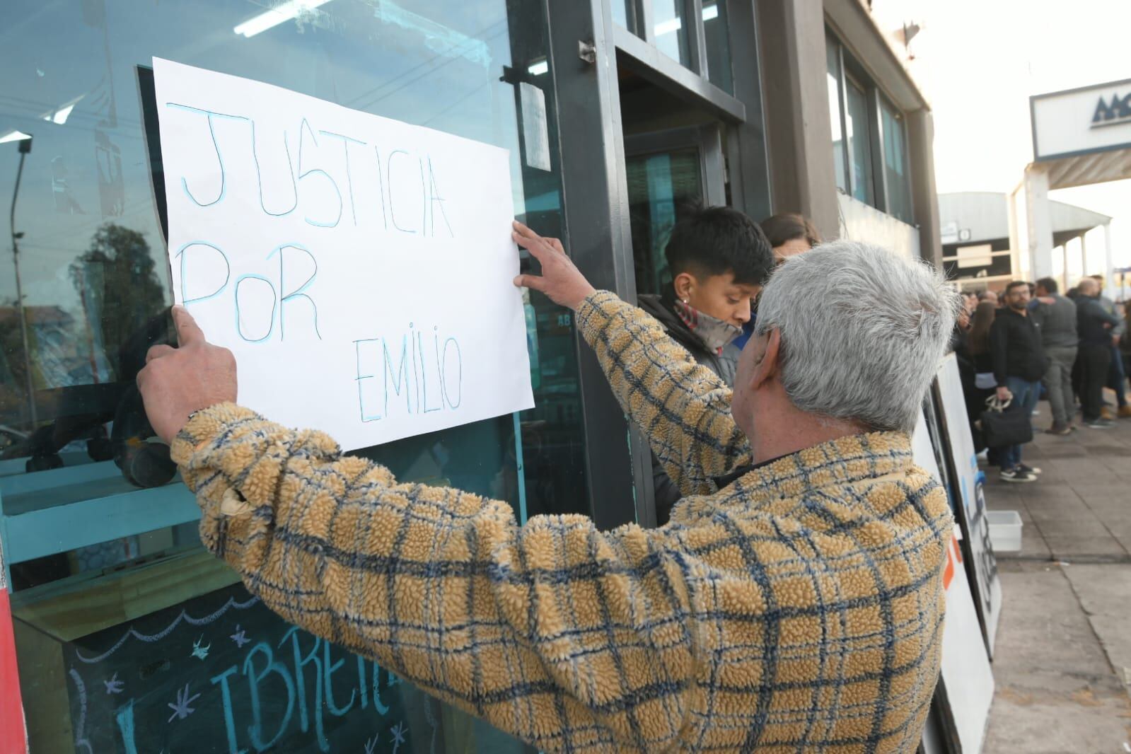 Pedido de justicia en la feria de Guaymallén por el crimen de Emilio Giménez. 