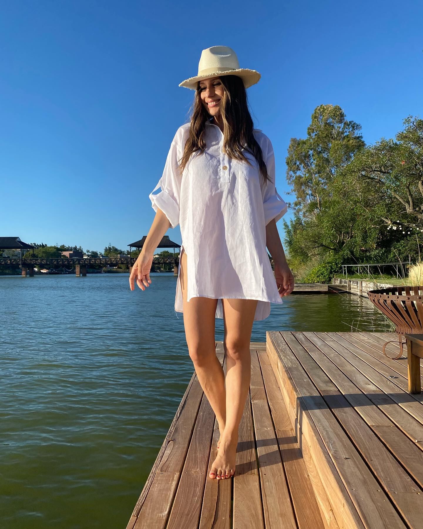 Pampita disfruta de su ernorme mansión con vista al lago.