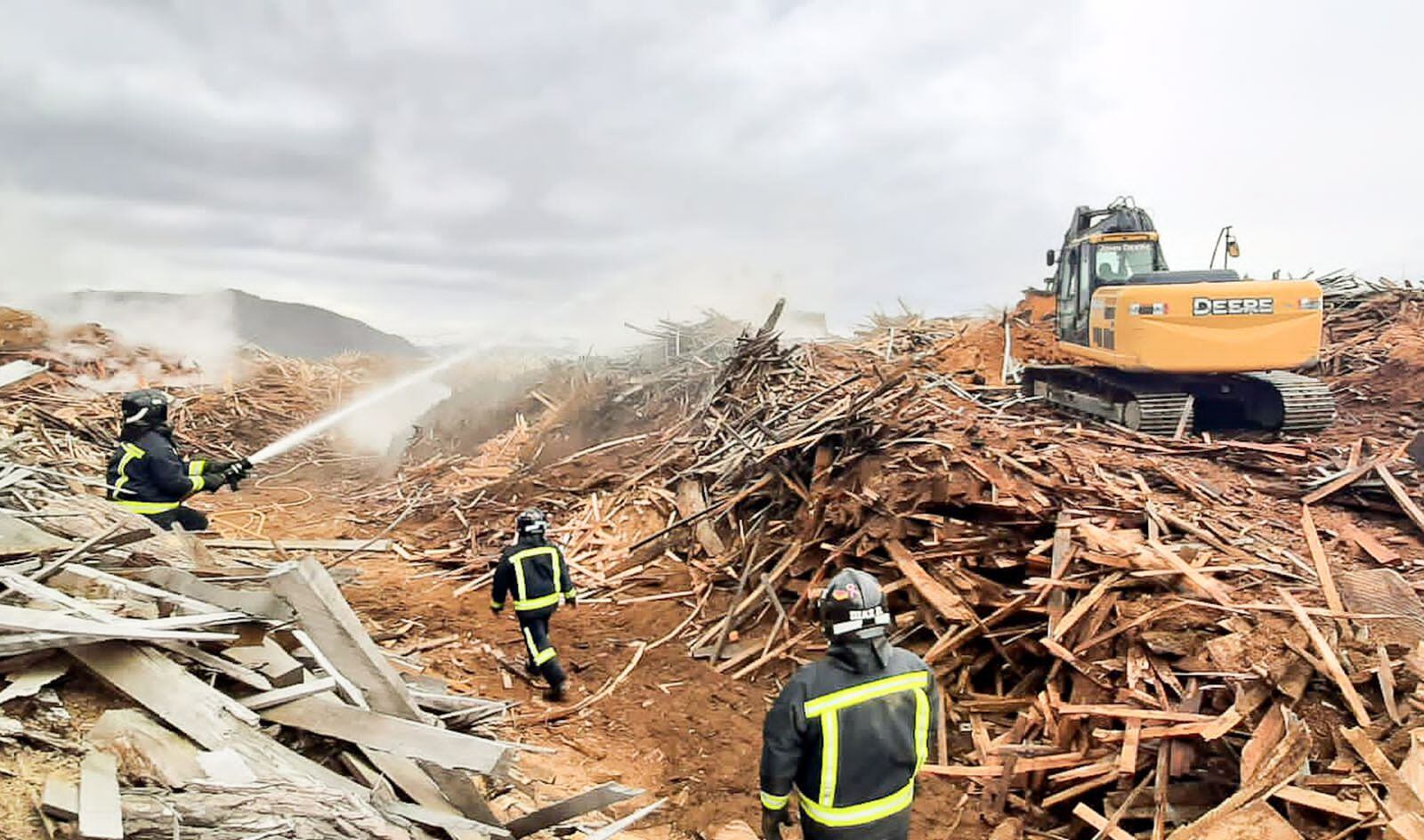 Se continúa trabajando para extinguir el incendio en el Aserradero “El Litoral”