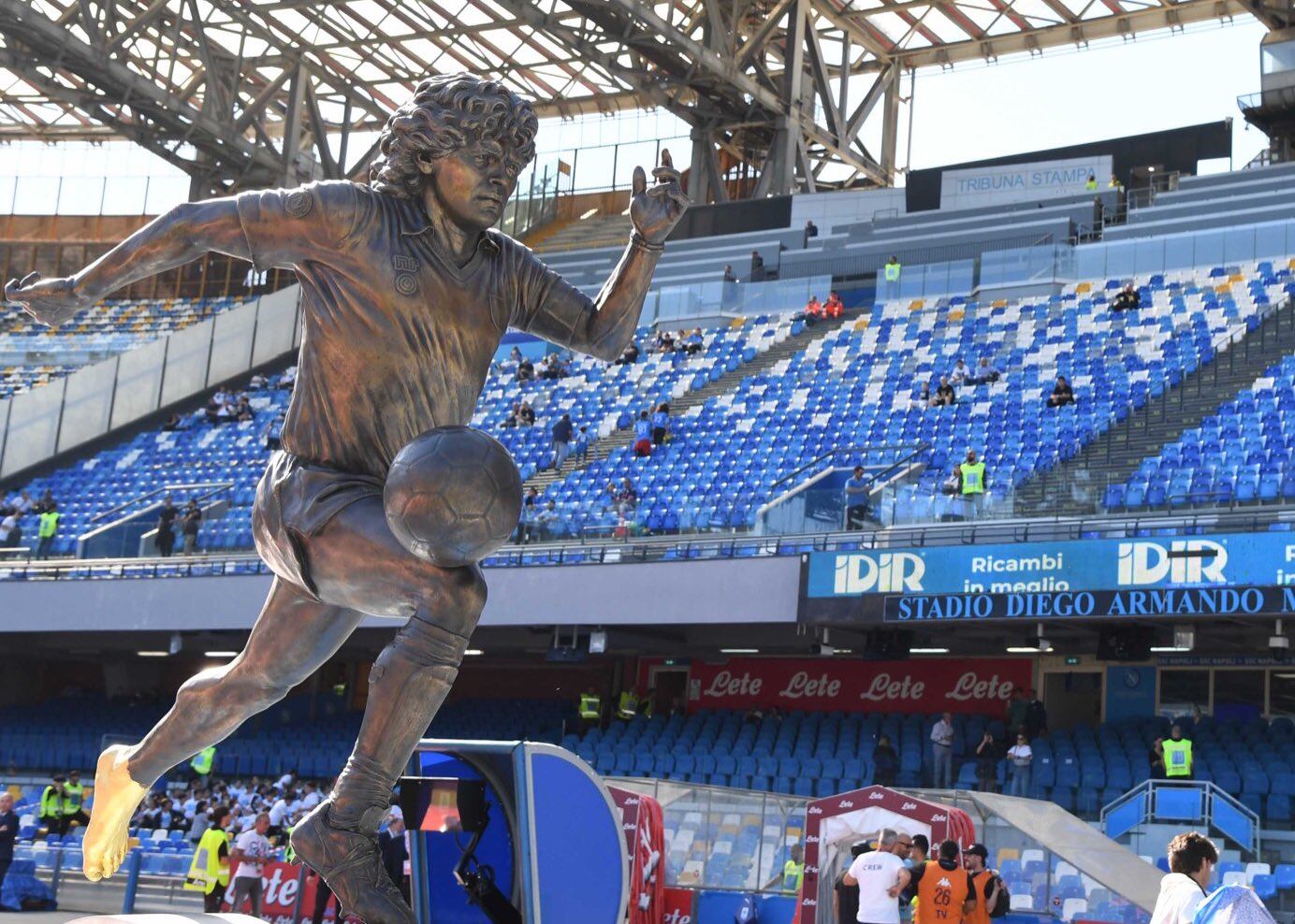 Homenaje a Maradona en lo que hubiera sido su cumpleaños número 62. (Foto: @en_sscnapoli)