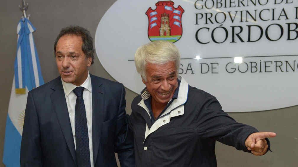 De pie. A pedido de un reportero gráfico, Scioli y De la Sota se pararon para la foto en Córdoba (Facundo Luque / La Voz).