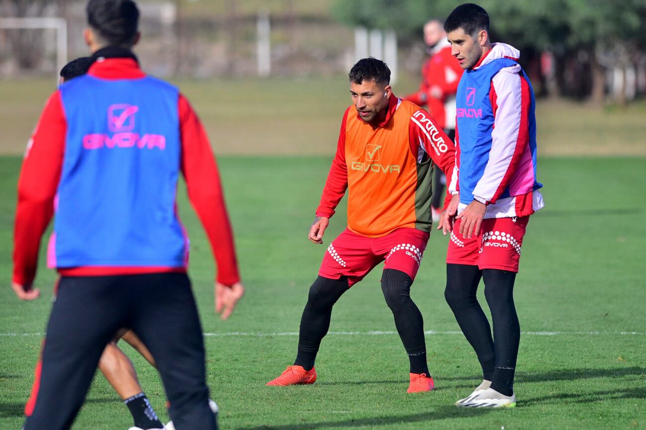 Entrenamiento de Instituto en su predio de La Agustina. 