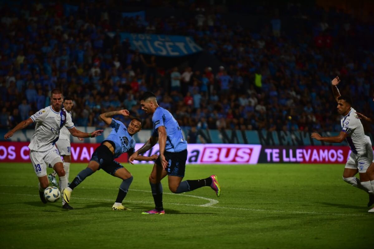 ¡Penal! El reclamo de todo Belgrano por el agarrón a Lucas Passerini en el área