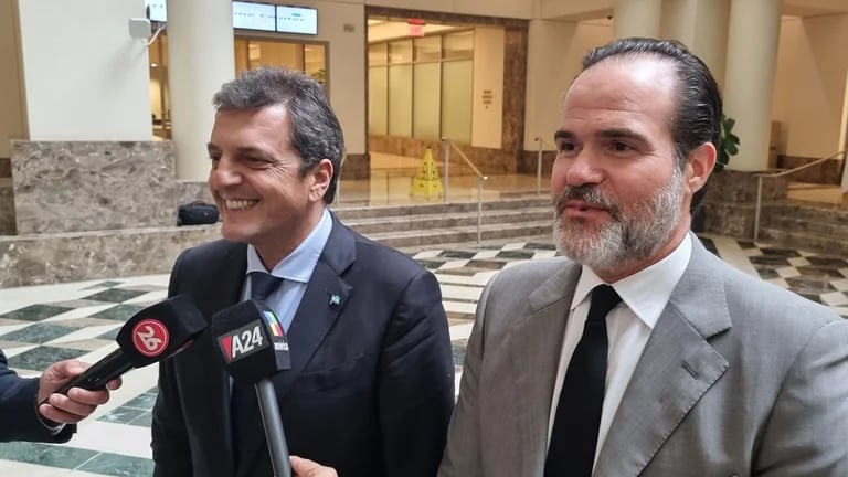 Sergio Massa junto a Mauricio Claver-Carone en el hall del edificio del BID durante su gira en Estados Unidos. Habrá un desembolso de 3.000 millones de dólares para este año. 