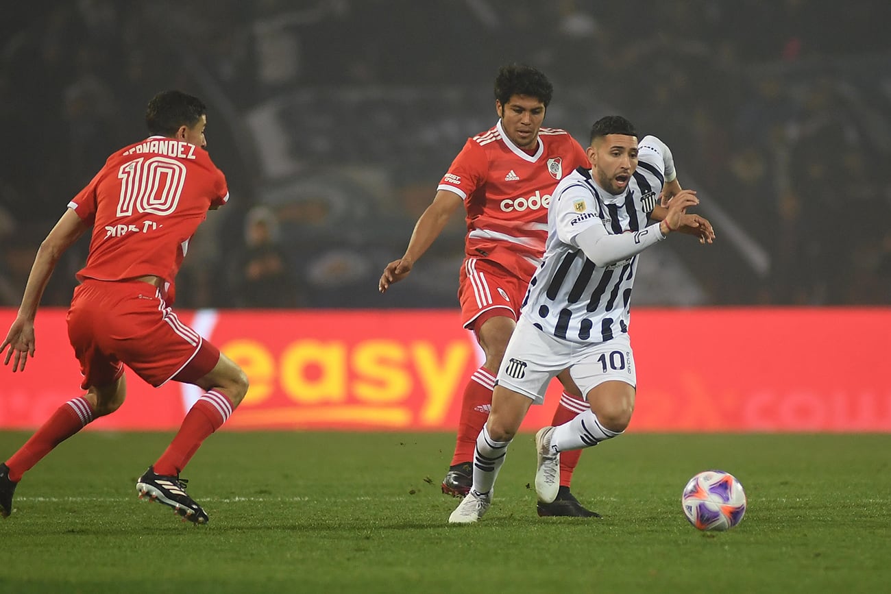 Talleres y River se enfrentan por los 16avos de final de la Copa Argentina en Mendoza. (Télam)