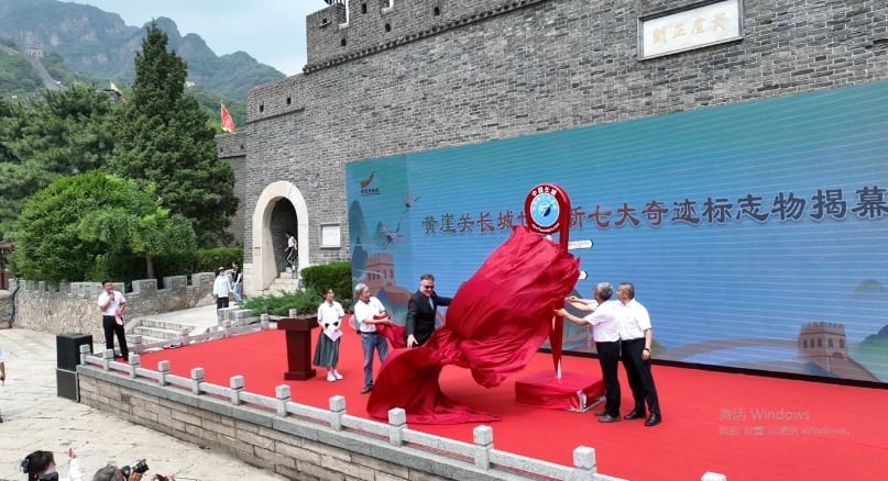 Una columna de 3 metros celebra a la Gran Muralla de China como una de las Nuevas 7 Maravillas del Mundo.