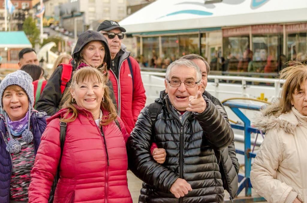 Más de 150 adultos y adultas mayores, una nueva excursión por el Canal Beagle