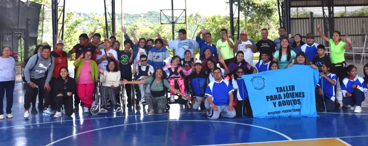 Las delegaciones reunidas en el Complejo Deportivo de la UNJu para celebrar el Día Internacional de las Personas con Discapacidad.