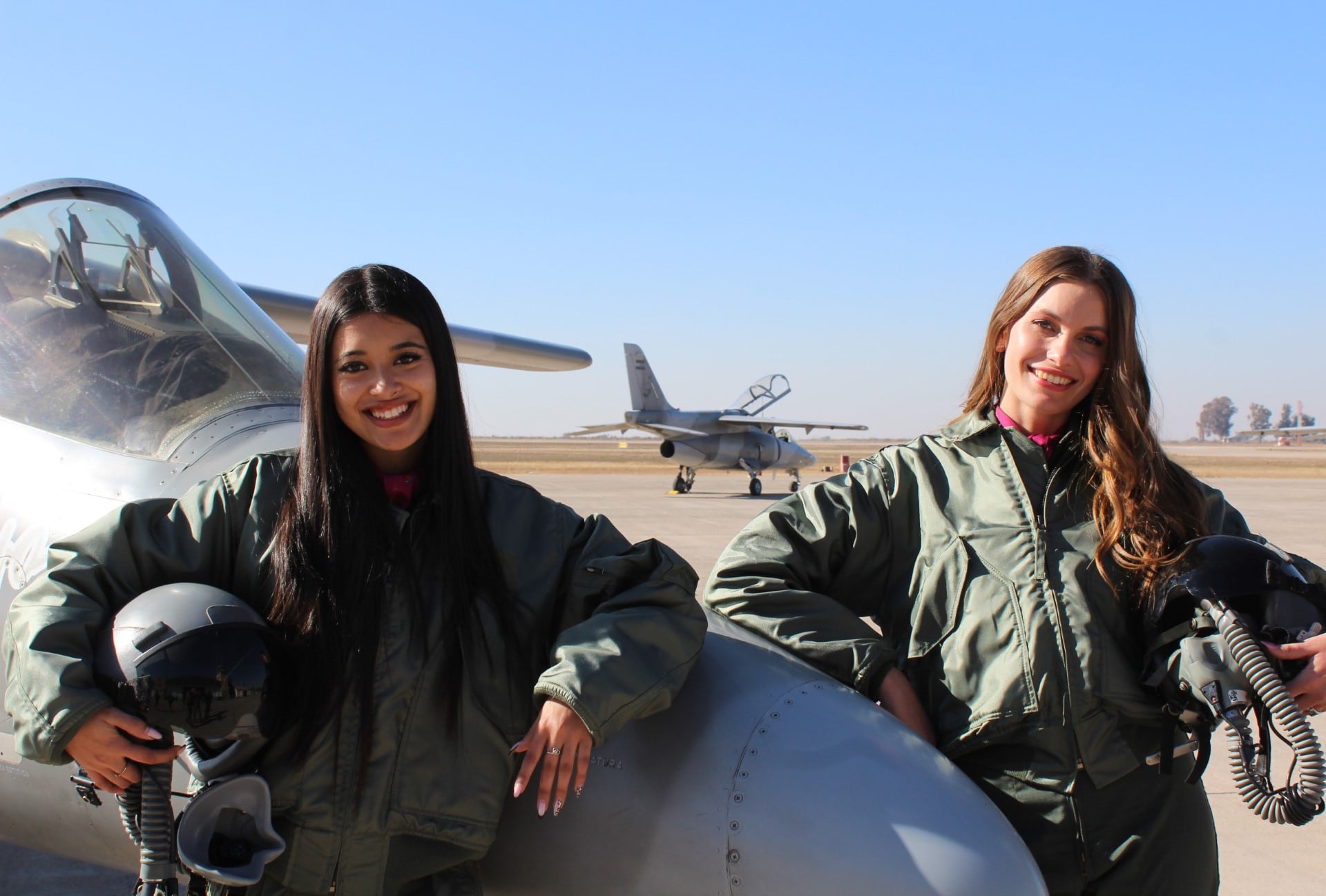 La reina y virreina de la Vendimia 2023 vestidas de piloto y con un Pampa.