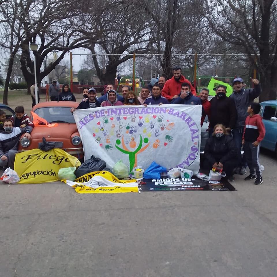 Se realizó en Pérez la caravana del Fiat 600 (Facebook Talleres de Integración Barrial)