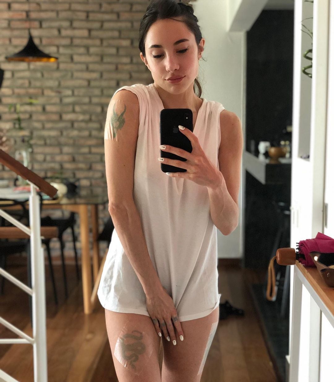 Magui Bravi mostró con un remerón al borde de la censura sus nuevos tatuajes