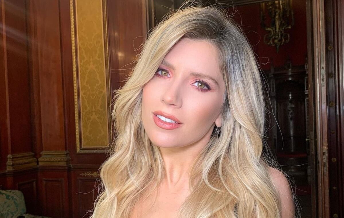 Rodeada de rosas y en bikini animal print, Laurita Fernández conquistó a sus seguidores