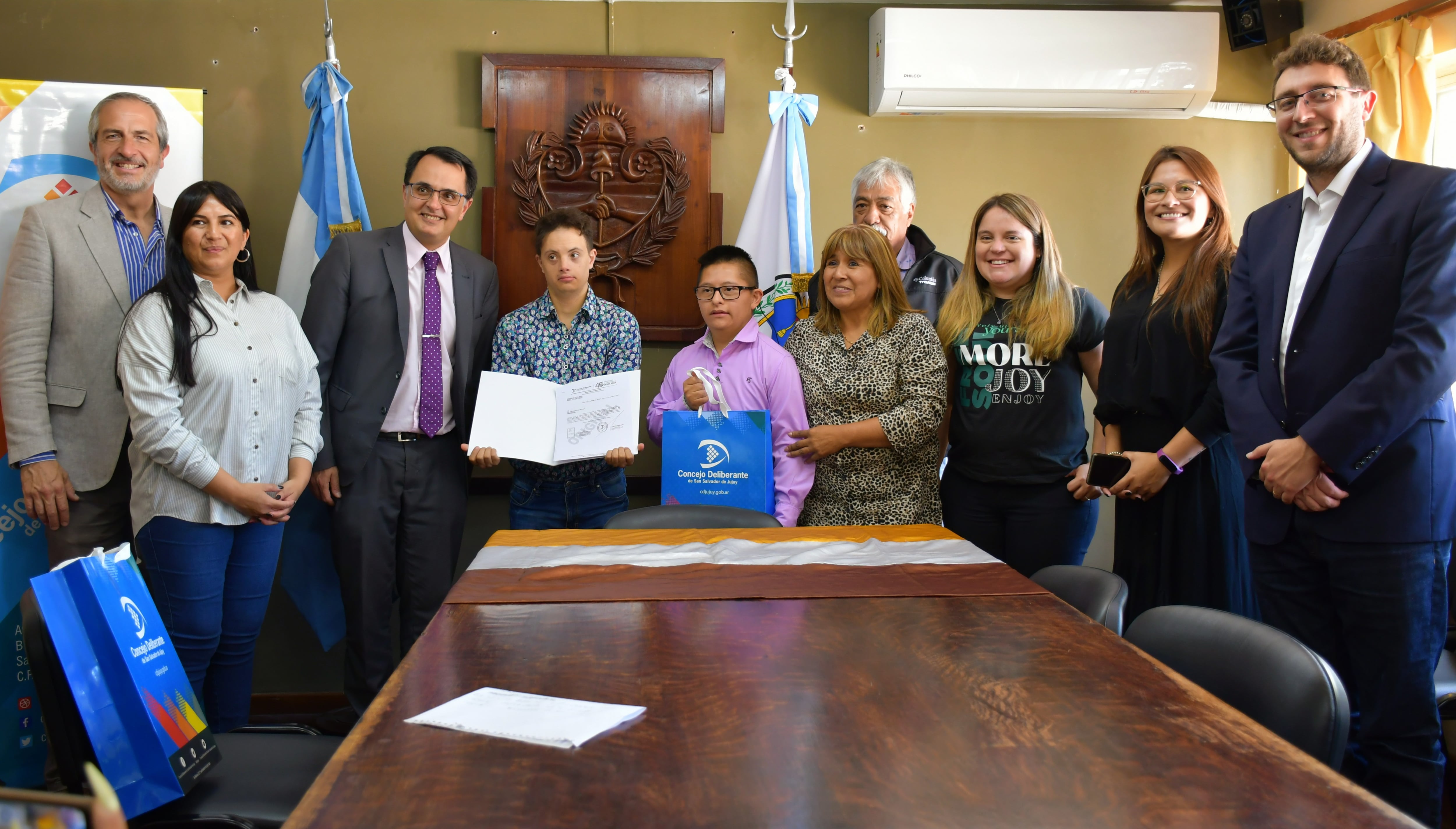 Eros Recio es el primer bailarín profesional con síndrome de Down, del mundo. A su paso por Jujuy fue recibido y distinguido por el Concejo Deliberante de la ciudad.