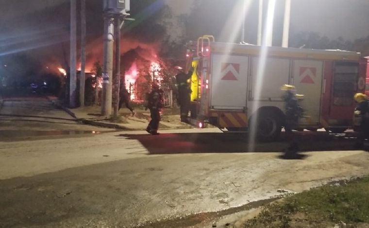 Los bomberos asistieron para apagar el fuego en barrio Guiñazú y se encontraron con un trágico hallazgo (archivo).