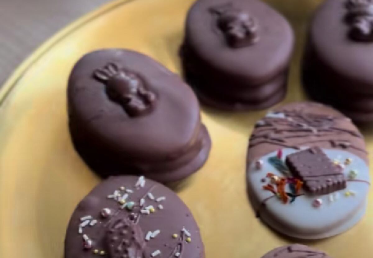 Cómo hacer alfajores con forma de Huevo de Pascua: la receta ideal para los más chicos