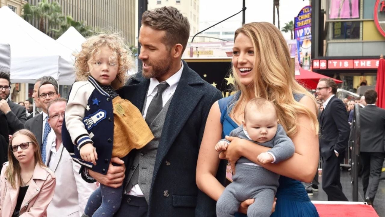 Blake Lively y Ryan Reynolds durante la ceremonia del actor por su estrella de la fama.