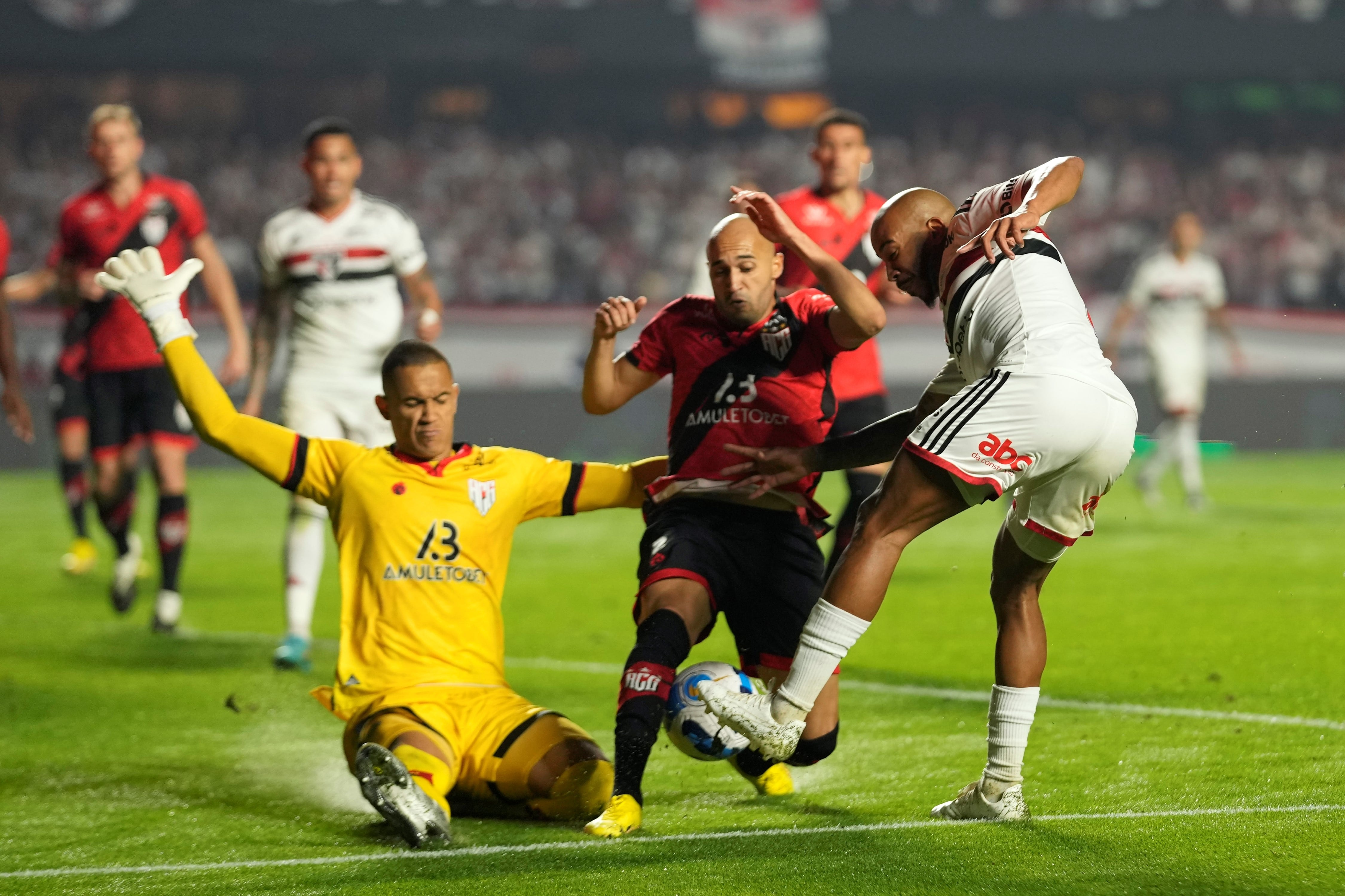 Patrick ante el arquero Renan. Fue el autor de los dos goles en los 90 de juego que forzó los penales (AP)