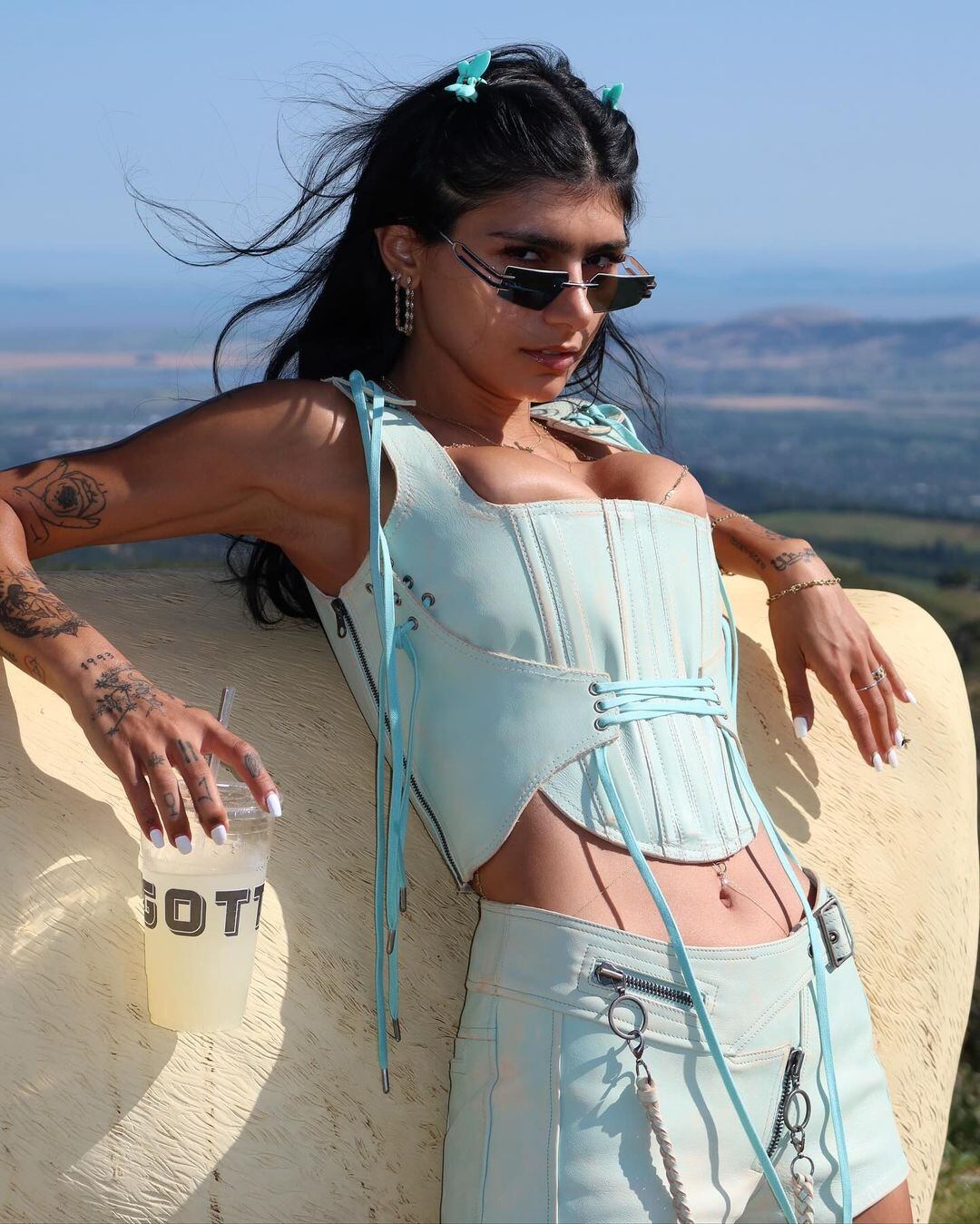 Mia Khalifa, al estilo cow girl con botas y corset: "Quedate con Miami, dame el campo"