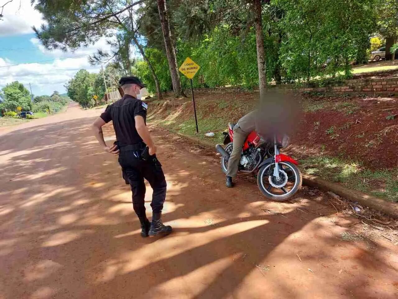 En estado de ebriedad, se quedó dormido sobre su motocicleta.