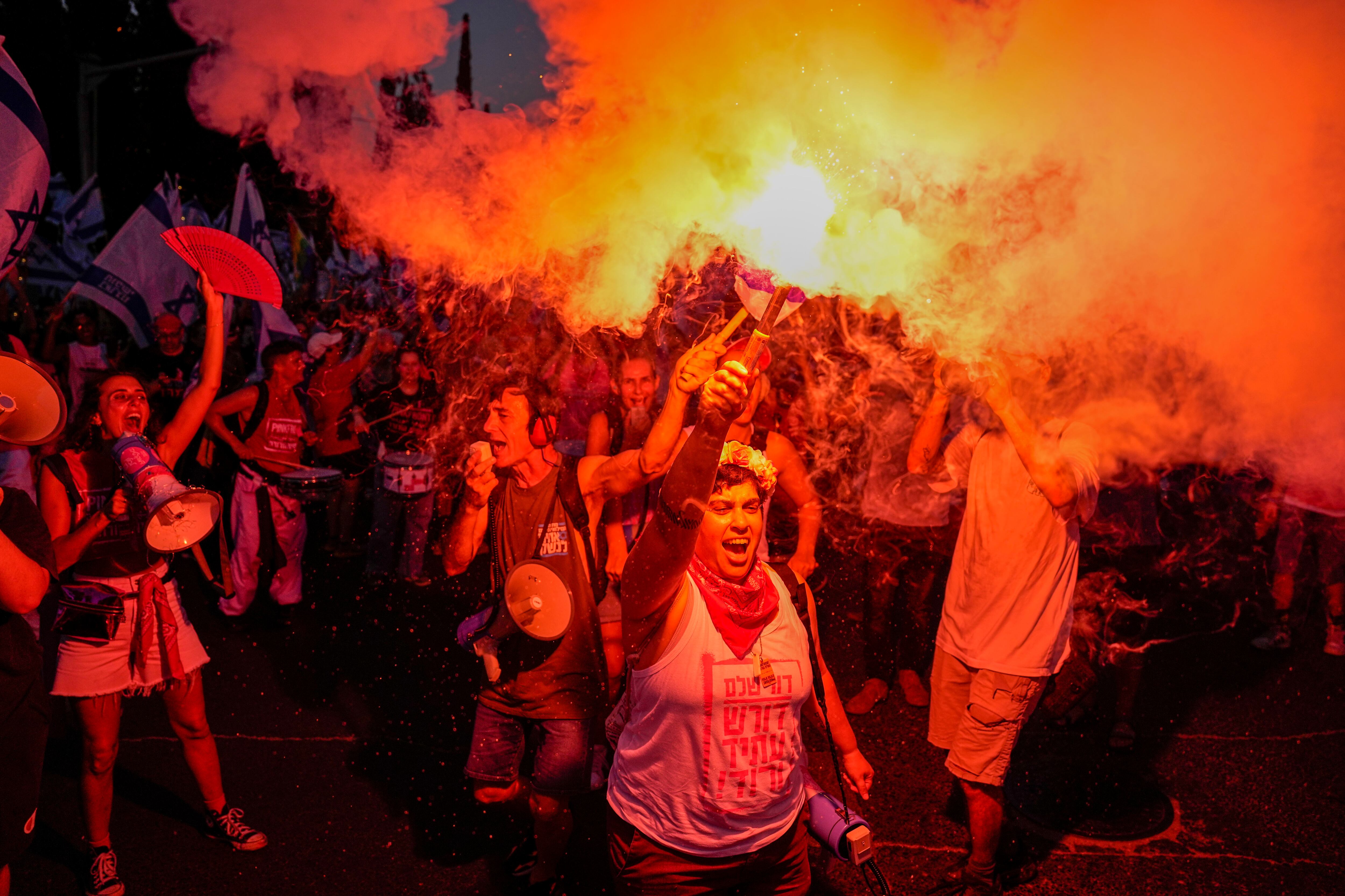 Israelíes protestan contra los planes del primer ministro Benjamin Netanyahu para reformar el sistema judicial del país, el sábado 15 de julio de 2023, en Tel Aviv, Israel. Foto: AP / Ariel Schalit.