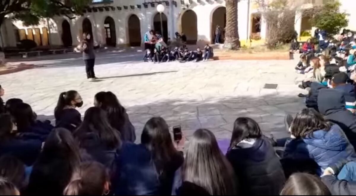 Alumnos del Colegio Nacional realizaron una “sentada” masiva para manifestarse